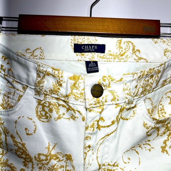 Chaps Capri Pants White with Gold Paisley Size 2 - Picture 2 of 3